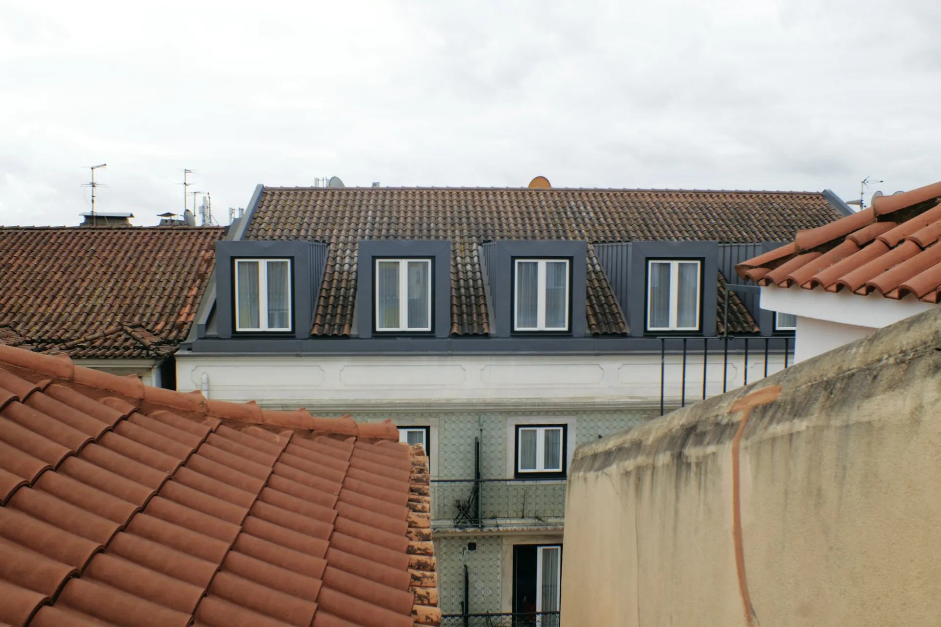 A diagram illustrating the concept of roof pitch with a right-angle triangle showing the rise and run.