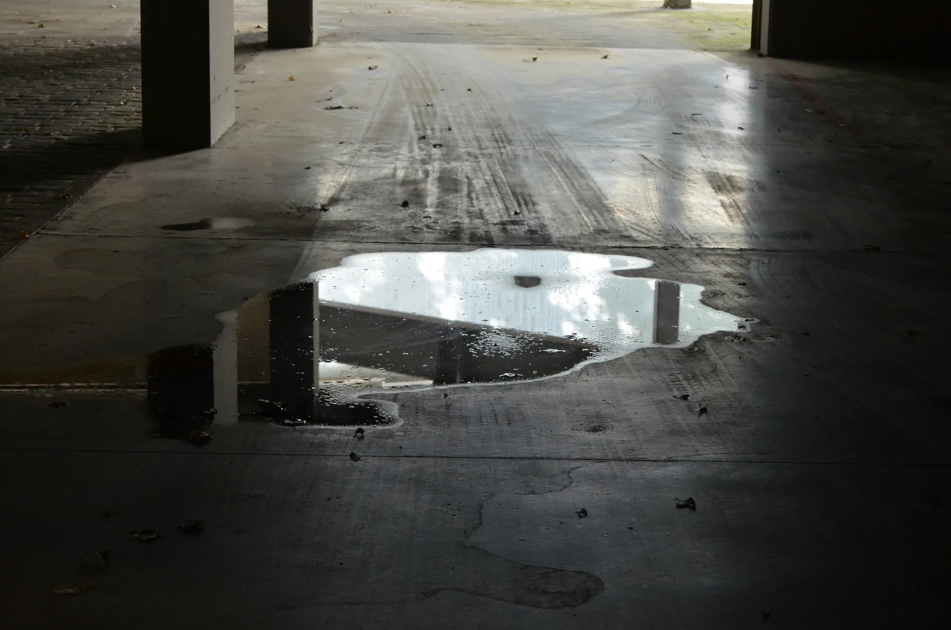 A diagram showing water pipes running beneath a concrete slab foundation, with a leak highlighted.